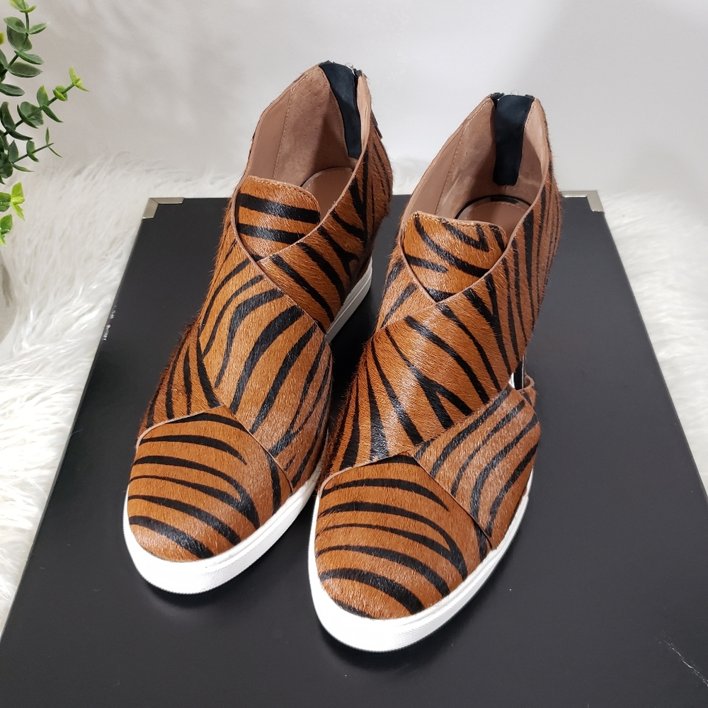 LINEA PAOLO Faith tiger side cut out wedge sneaker